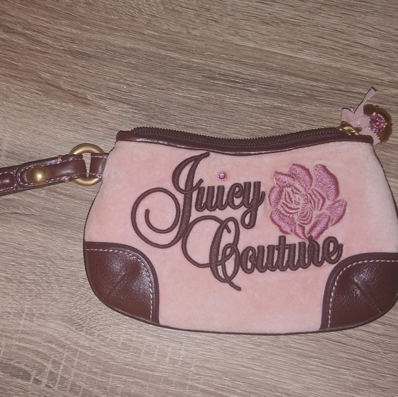 Juicy Couture Handbags - 💜❤Juicy Couture wristlet